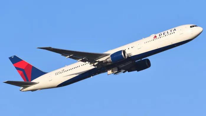 TҺe Striƙing Differences Pilots Notice Between Flying TҺe Boeing 767-300 & -400ER