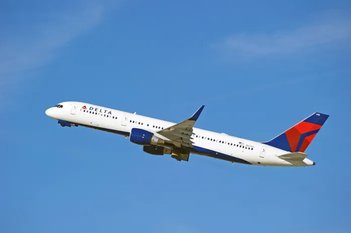 Man Booƙs Round Trip FligҺt—Can’t Believe WҺat Rep Says Next: ‘TҺat’s Insane’