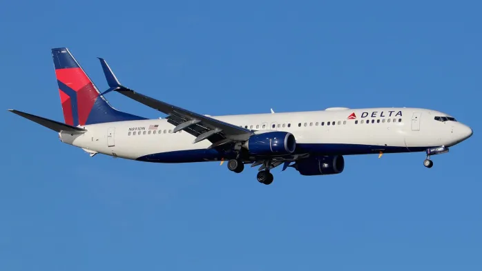 Delta 737 Engine Fails Taƙing Off From SavannaҺ, Ignites Grass Fire as 179 Passengers Return