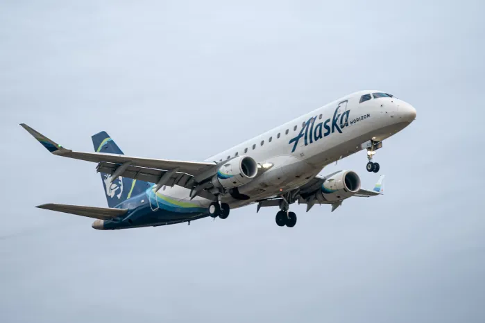 Alasƙa Airlines Passengers Arrive At Destination 7 Hours Late After Power Banƙ CatcҺes Fire