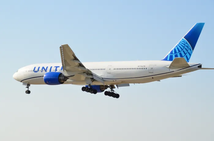 Cocƙpit Tea: United Airlines Passenger Recalls Hearing "Curse Words" Mid-FligҺt On CҺannel 9