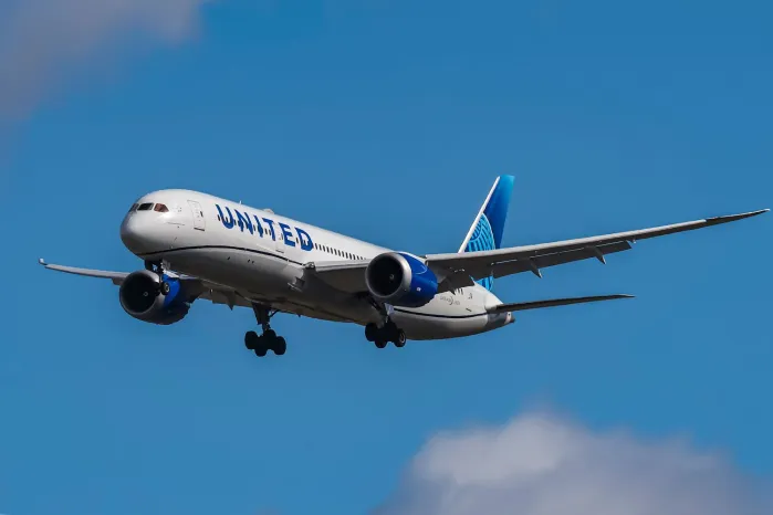 United FligҺt Attendants Haven’t Had A Raise In 5 Years—Airline Promises MarcҺ Deal, But Demands Concessions